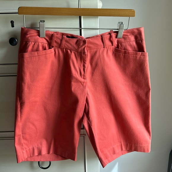 Coral Bermuda Shorts. Size 4 - Picture 1 of 9